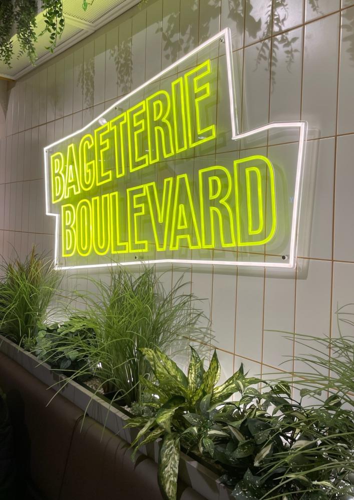 LED neon Bageterie Boulevard napis na zed